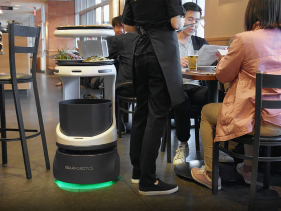 「料理を運ぶ」自律走行型の配膳ロボットPenny
